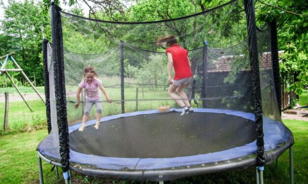 Har du svært ved at aktivere børnene, så giv dem en trampolin