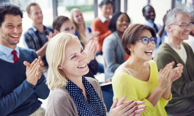 Bestil en sjov mand til at gå på scenen og få en endnu sjovere fest