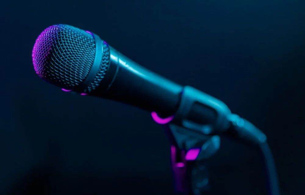 Book en stand-up komiker til firmaets julefrokost